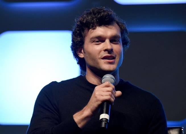 Alden Ehrenreich protagonista di tre film su Han Solo Alden Ehrenreich durante una conferenza stampa