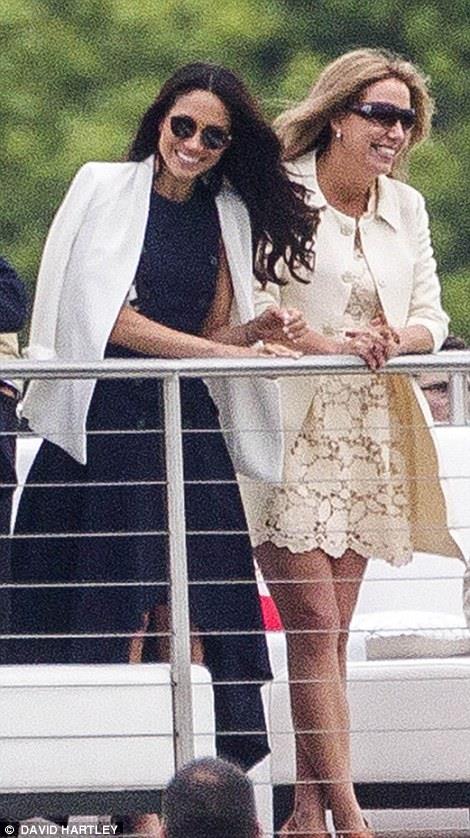 Il Principe Harry e Meghan Markle insieme all'Audi Polo Challenge Meghan Markle fa il tifo per Harry
