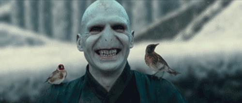 Beauty and Lord Voldemort Voldemort sorridente tra gli uccellini