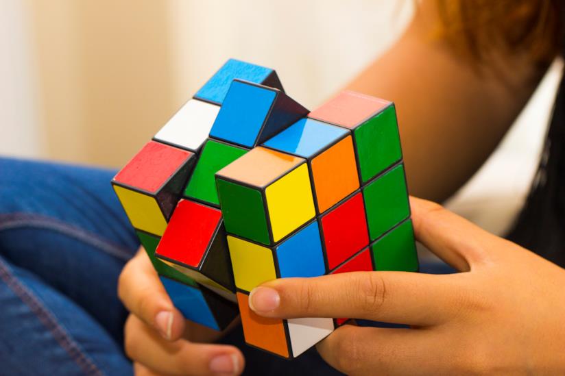 La risoluzione del cubo di Rubik Il cubo di Rubik, rompicampo senza tempo