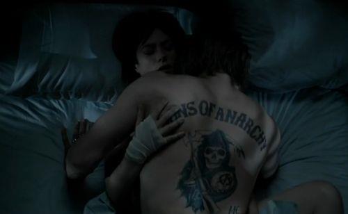Una scena hot di Sons of Anarchy Jax e Tara, Charlie Hunnam e Maggie Siff, in una sequenza rovente di Sons of Anarchy