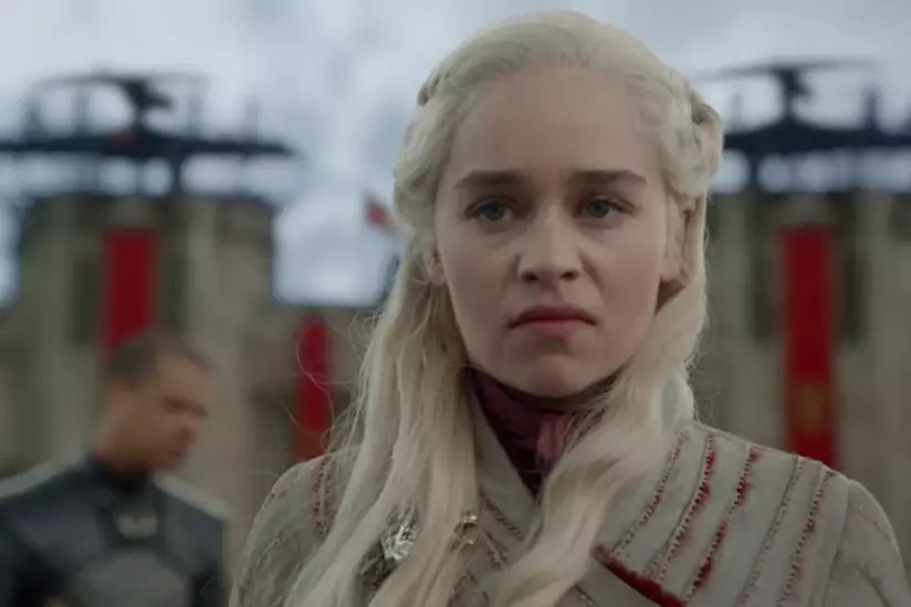 Game of Thrones 8, il bicchiere di Starbucks rimossa dal quarto episodio Lo sguardo di Daenerys dice molto