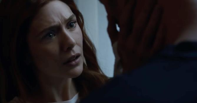 Elizabeth Olsen è Scarlet Elizabeth Olsen è Scarlet ed è visibilmente preoccupata per Visione