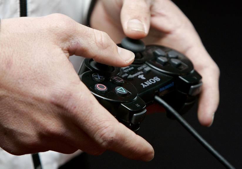 Come si pronuncia la X dei tasti PlayStation? C'è la risposta ufficiale (e non vi piacerà) Gli iconici tasti frontali dei controller PlayStation in un DualShock 2