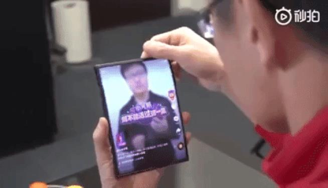 Xiaomi Mi Fold costerà 999 euro e Google mostra in un brevetto il suo primo pieghevole Lo Xiaomi Mi Fold mostrato dall'azienda in un video pubblicato su Weibo