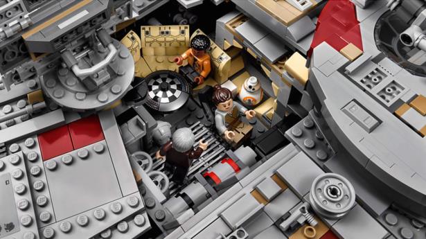 Interno del set da collezione Millennium Falcon con minifigure Il set Millennium Falcon visto dall'interno con le minifigure