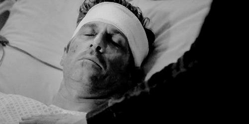 La scena della morte di Derek Shepherd. Una gif di Meredith che mette la mano sul corpo di Derek morto.