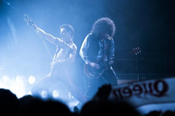 Brian May e Freddie Mercury vivono ancora una volta, insieme sul palco Gwilym Lee e Rami Malek nei panni di Brian May e Freddie Mercury, in posa da concerto sul palco