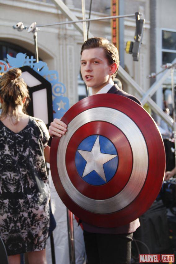 Tom Holland premiere Civil War Tom Holland con lo scudo di Capitan America sul red carpet