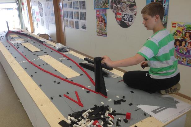 La costruzione del set Titanic in LEGO Brynjar Karl Bigisson impegnato a costruire il Titanic in chiave LEGO