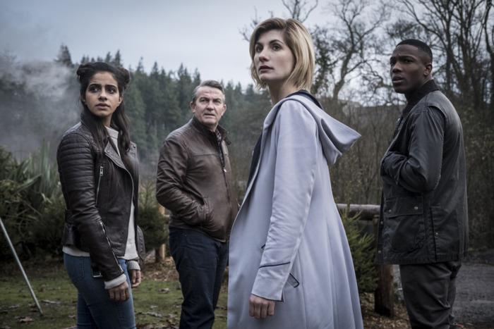 Il Dottore e i suoi amici guardano al successo ottenuto con la prima puntata della serie Mandip Gill, Bradley Walsh, Jodie Whittaker e Tosin Cole, nei panni dei companion e del Doctor Who, in un set di campagna