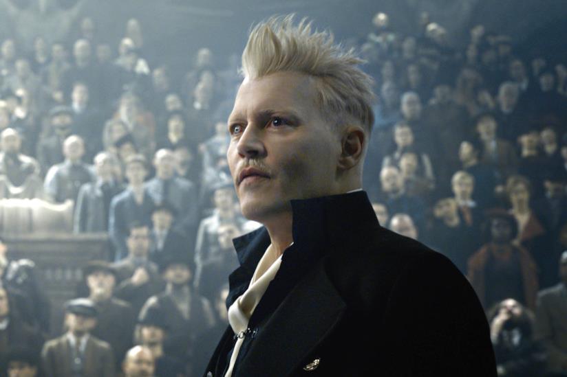 Johnny Depp parla di Grindelwald in un'intervista Johnny Depp in una scena di Animali Fantastici 2