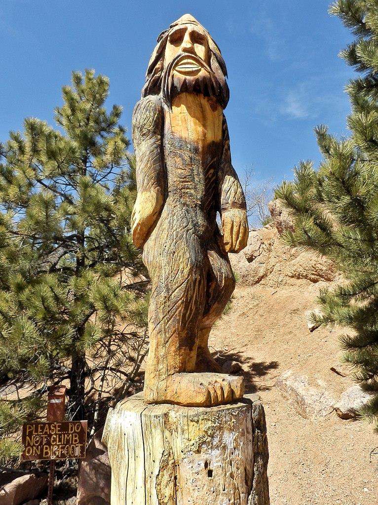 Una statua del Bigfoot eretta al Crystal Creek Reservoir Una stata in legno del Bigfoot