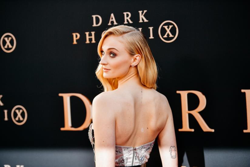 Sophie Turner risponde alla #BottleCapChallenge in modo originale Sophie Turner fotografata durante la premiere di Dark Phoenix