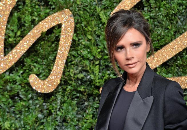 Victoria Beckham criticata per una foto in cui la sua gamba sembra staccata dal resto del corpo Primo piano di Victoria Beckham