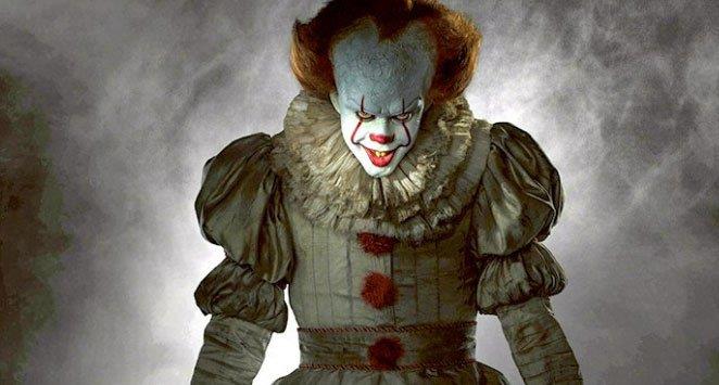 Bill Skarsgård nei panni di Pennywise in IT Bill Skarsgård