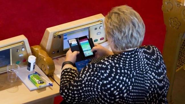 Il Primo Ministro norvegese Solberg mentre gioca a Pokémon Go Erna Solberg che gioca a Pokémon Go in Parlamento