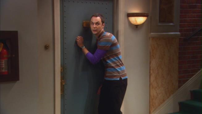 Sheldon bussa tre volte, ecco perché Sheldon bussa e origlia alla porta di Penny