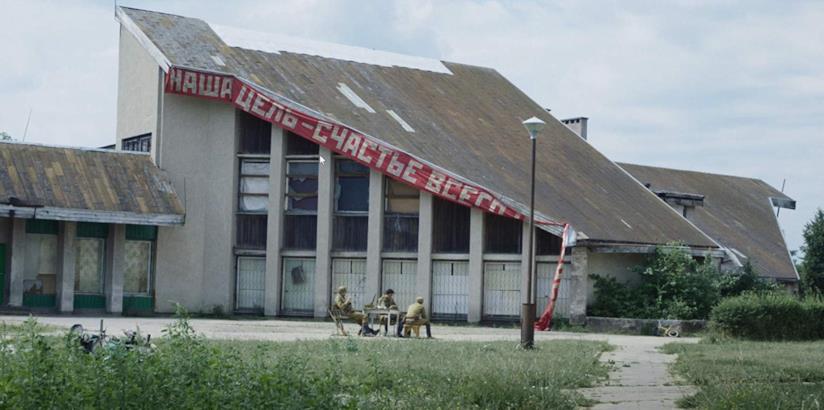 Dov'è stata girata Chernobyl? Ecco le location della serie TV Fares Fares, Alexej Manvelov e Barry Keoghan in una scena della serie TV Chernobyl