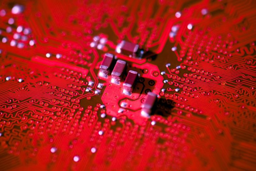 Scienziati cinesi sviluppano transistor di diametro pari a un filamento di DNA umano Alcuni transistor collegati a dei chip