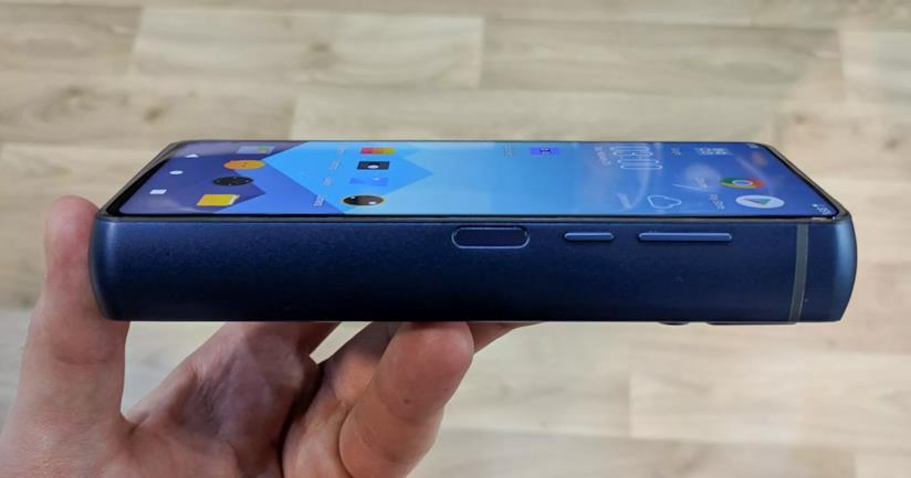 Energizer presenta al MWC2019 lo smartphone con batteria da 18,000mAh Foto al profilo del Power Max P18K Pro di Energizer