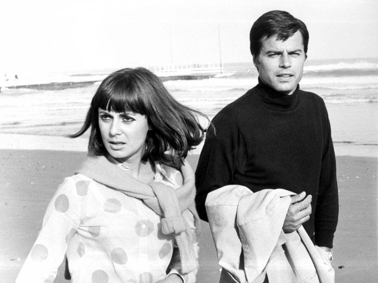 Jean Sorel e Anna Maria Ferrero Jean Sorel e Anna Maria Ferrero sulla spiaggia