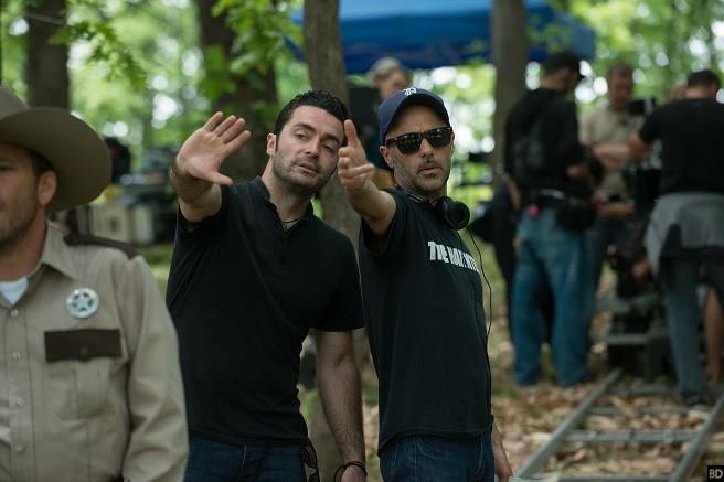 Alexandre Bustillo e Julien Maury, i due registi di Leatherface Alexandre Bustillo e Julien Maury sul set di Leatherface