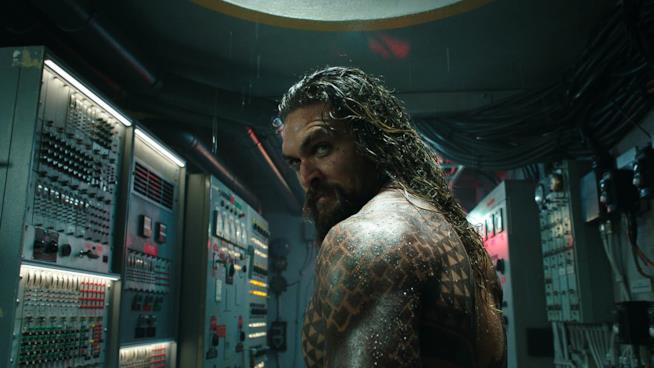 Jason Momoa potrebbe raggiungere Josh Brolin nel cast del remake di Dune Jason Momoa in una scena di Aquaman