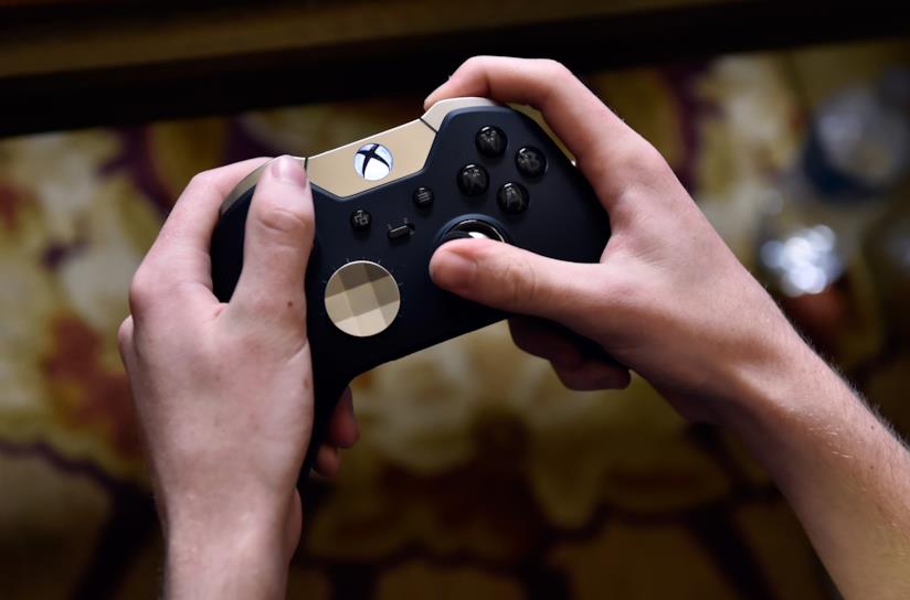 Xbox guarda al cloud per il suo futuro Un utente gioca con il controller Xbox Elite