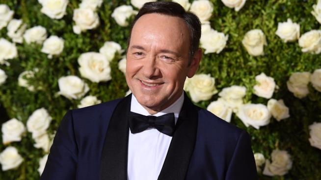 Kevin Spacey risponde a un'accusa di molestie e fa coming out Kevin Spacey sul red carpet