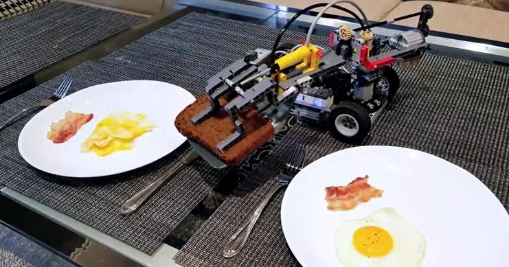 LEGO Breakfast Machine è in grado di impiattare quello che ha appena cucinato Il robot LEGO è capace anche di impiattare quello che ha appena cucinato