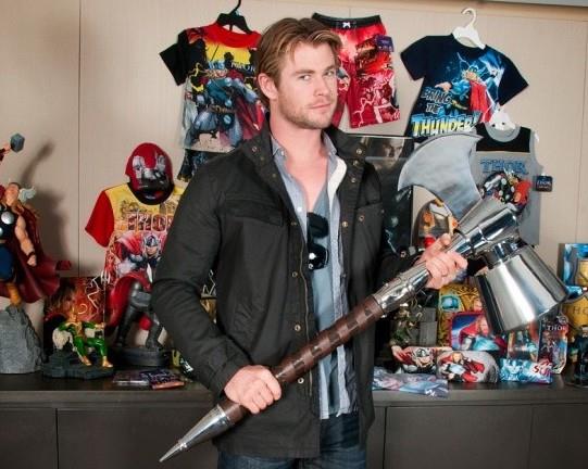 Chris Hemsworth con Ultimate Mjolnir Chris Hemsworth brandisce Ultimate Mjolnir