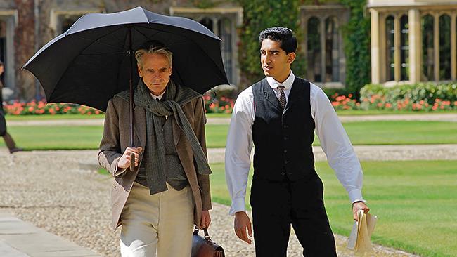 La trama e la storia vera dietro al film L'uomo che vide l'infinito Jeremy Irons e Dev Patel nel film L'uomo che vide l'infinito