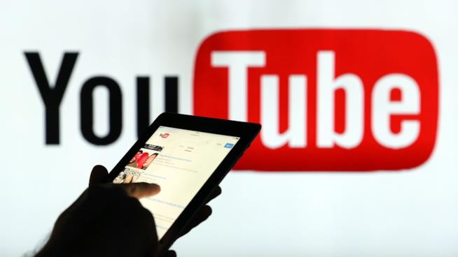 L'allenza tra YouTube e Wikipedia contro i video cospirazionisti e fake news YouTube lancia un tool di Wikipedia per eliminare fake news e teorie complottiste