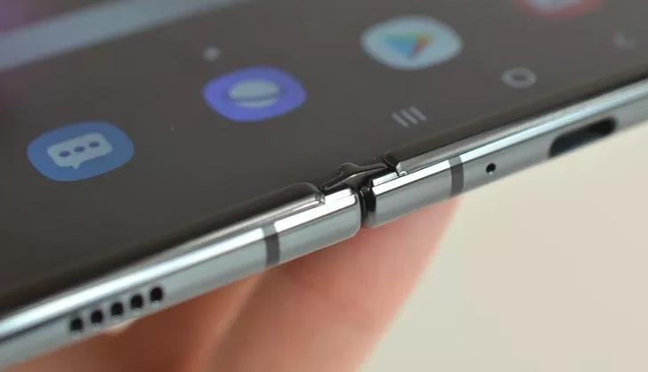 Il Galaxy Fold torna sul mercato con importanti modifiche Particolare della cerniera della nuova versione del Galaxy Fold