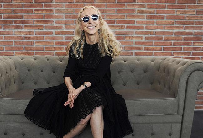 Morta Franca Sozzani, aveva 66 anni Franca Sozzani in look total black seduta sul divano