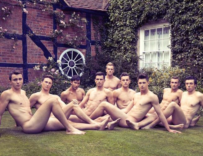 I Warwick Rowers protestano nudi contro la censura di Instagram Uno degli scatti di nudo dei Warwick Rowers