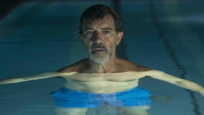 Antonio Banderas si aggiunge al cast di Uncharted, tutte le novità sul film Antonio Banderas in piscina nel film Dolor y Gloria