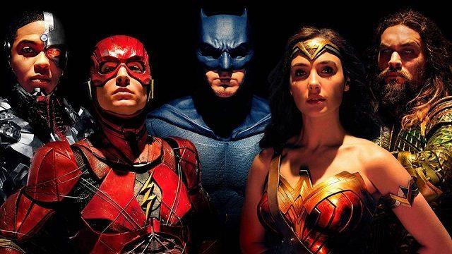 Gli eroi protagonisti di Justice League Cyborg, Flash, Batman, Wonder Woman e Aquaman in posa insieme