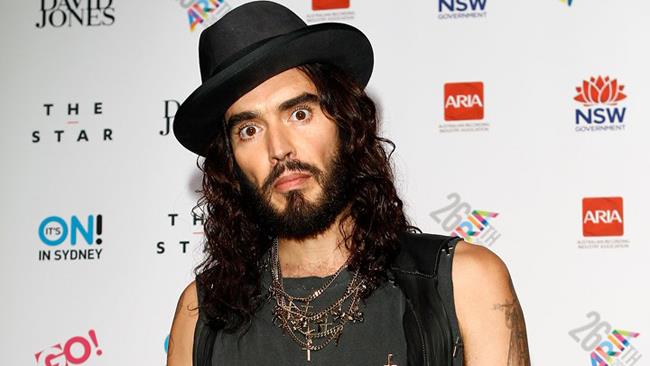 Russell Brand ha chiesto di sposarlo alla nuova fidanzata, Laura Gallacher Russell Brand a un evento ufficiale