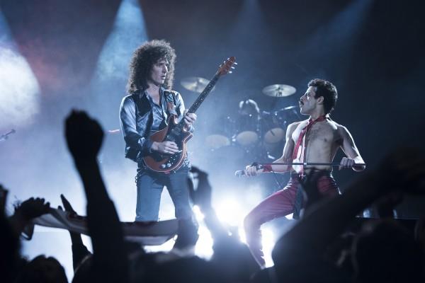 Brian May e Freddie Mercury vivono ancora una volta, insieme sul palco Gwilym Lee e Rami Malek nei panni di Brian May e Freddie Mercury, in posa da concerto sul palco