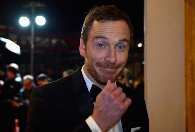 Nuovi spot e poster per il film Assassins's Creed Michael Fassbender a un evento di gala