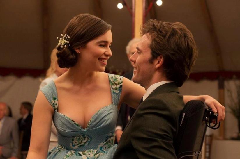 Le 10 differenze tra il libro di Jojo Moyes e il film di hea Sharrock Io Prima di Te Emilia Clarke e Sam Claflin in Io Prima di Te