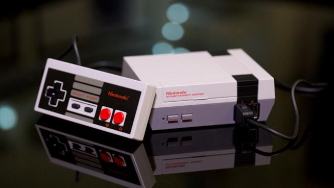 Il NES Classic Mini torna nei negozi italiani da fine giugno Il NES Classic Mini e il suo controller