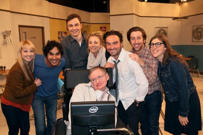 The Big Bang Theory - la scena tagliata su Stephen Hawking Stephen Hawking in The Big Bang Theory