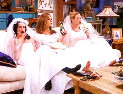 Friends Monica, Rachel e Phoebe sul divano in abito da sposa