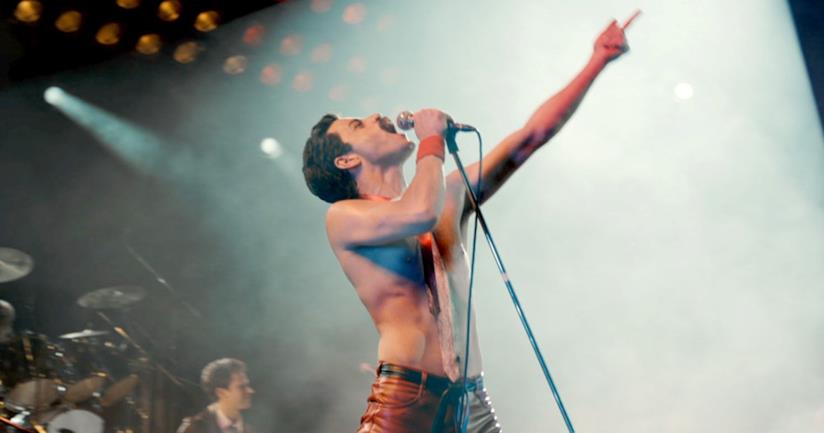 Rami Malek fa rivivere lo spirito di Freddie Mercury Mezzobusto di Rami Malek nei panni di Freddie Mercury, con microfono in mano