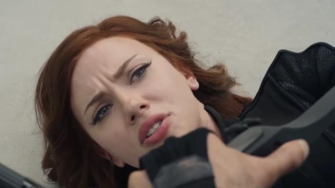 Captain America: Civil War, la Vedova Nera è in difficoltà nel nuovo trailer internazionale Vedova Nera in una scena del trailer