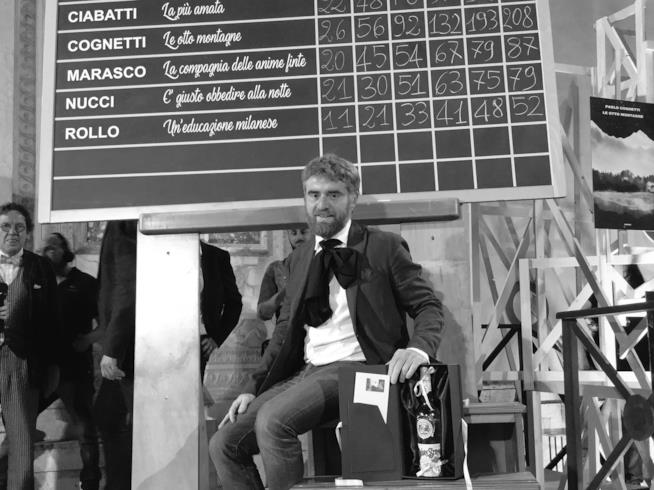 Le Otto Montagne di Paolo Cognetti ha vinto il Premio Strega Paolo Cognetti sotto la lavagna dello Strega