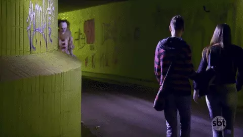 Pennywise attacca in un sottopassaggio La fuga da Pennywise in un sottopassaggio